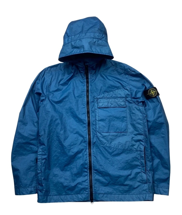 Капюшон труба исключает попадание дождя в лицо,а в опущенном положении создает высокий воротник, который защитит от ветра.