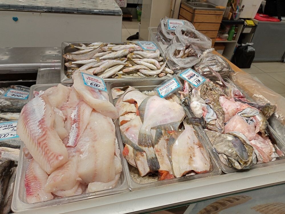 Рыбный прилавок на рынке.