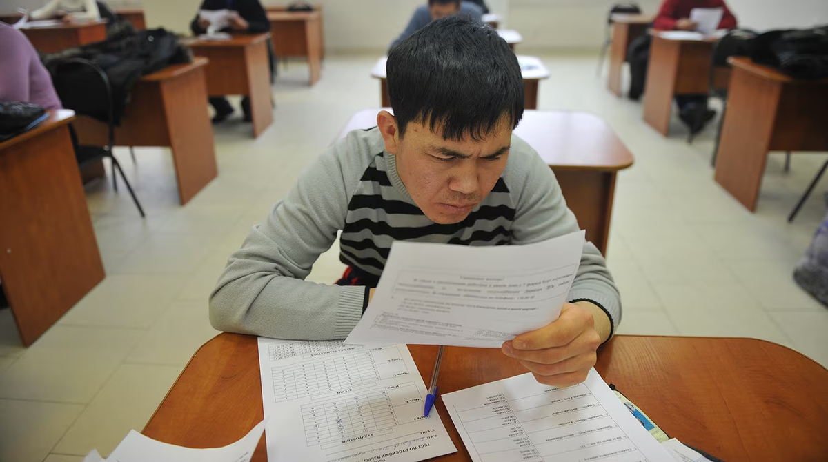 Мигрантов в Хабаровске накажут за плохое знание русского языка 