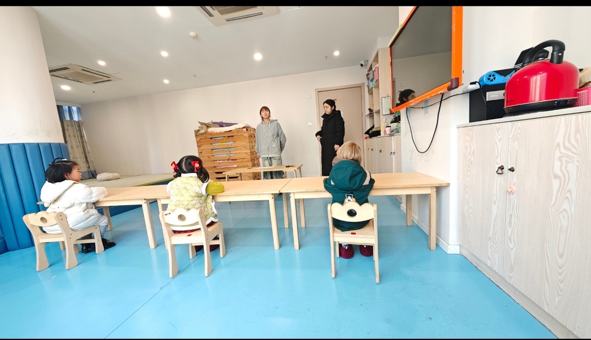 Дети внимательно слушают задание. Китай