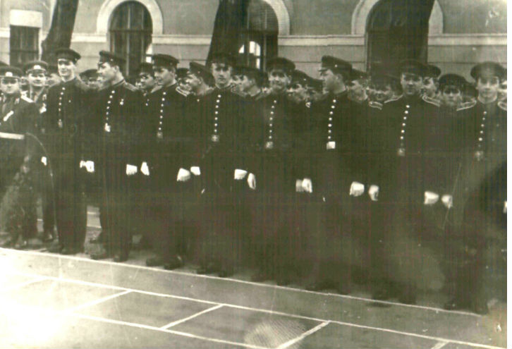  на фото торжественное построение училища, посвященное выпуску 1970 г., в строю в первой шеренге, после командира взвода майора Рыбальченко справа  суворовец Анисимов А.А. ,впоследствии представитель в ООН, крайний справа  вице-сержант Тазехулахов А.А, впоследствии генерал-майор ВС РФ
