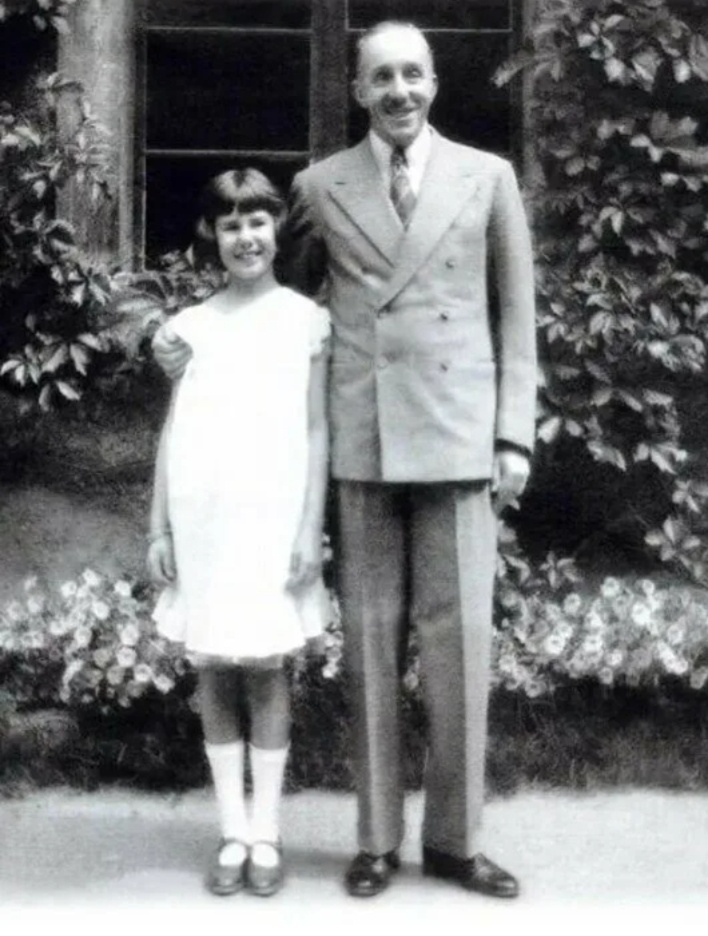 Юная Каэтана с отцом. Источник Яндекс картинки.