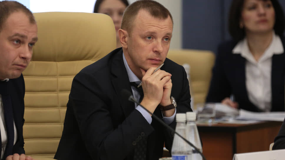 Самые существенные кадровые изменения коснулись чиновников, ответственных за региональное ЖКХ. Андрей Кокорев, с ноября 2020 года курировавший эту отрасль в должности вице-премьера, покинул пост, а возглавляемый им блок был упразднен и разделен между инфраструктурным зампредом Андреем Алякринским и первым вице-премьером Ольгой Антипиной. При этом господин Кокорев продолжит работать в команде губернатора в качестве советника главы региона, в том числе консультировать нового руководителя Пермского округа по вопросам коммунального хозяйства На фото: Андрей Кокарев .📷Фото: Максим Кимерлинг / Коммерсантъ