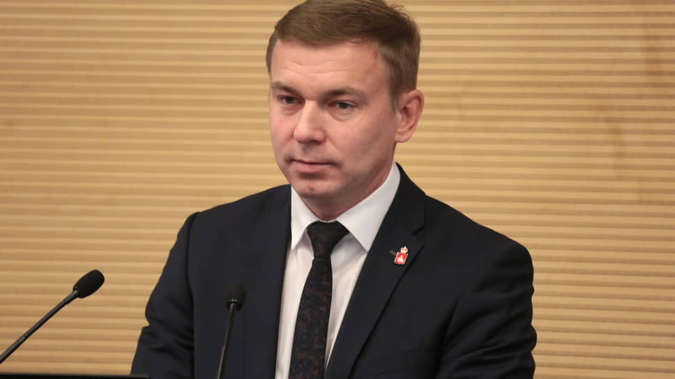 Вместе с Андреем Кокоревым правительство Прикамья покинули и ключевые члены его команды, в том числе краевой министр ЖКХ Артем Балахнин, работавший в кабмине с 2020 года. Он занимал должности замминистра ЖКХ, министра тарифного регулирования и энергетики, а с октября 2021-го возглавил минЖКХ. Господин Балахнин продолжит карьеру уже в администрации краевой столицы, где будет отвечать за коммунальное хозяйство города в должности замглавы Перми. Кто займет вакантную должность министра ЖКХ — пока неизвестно. На фото: Артем Балахнин .📷Фото: Максим Кимерлинг / Коммерсантъ