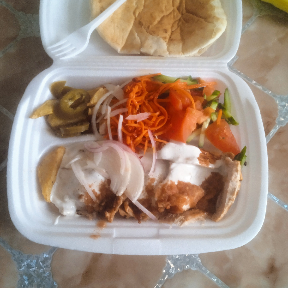 Шаверма на тарелке.