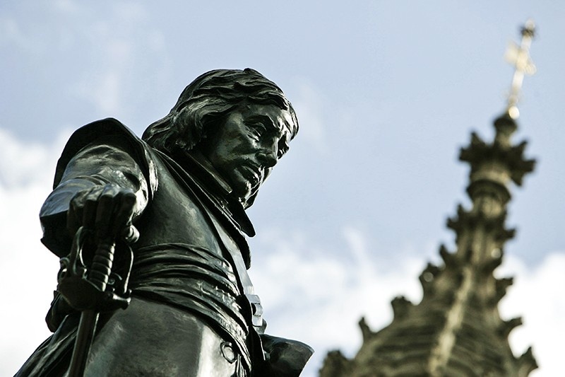 Статуя Кромвеля в Вестминстере.