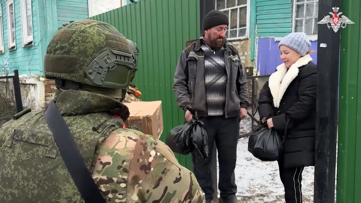    Бойцы группировки войск «Север» доставляют гуманитарную помощь в Курское приграничье