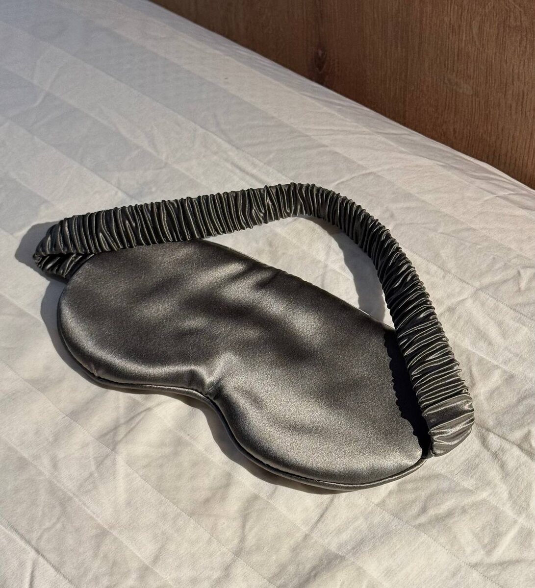 Учусь спать в такой маске, пока слетает иногда)