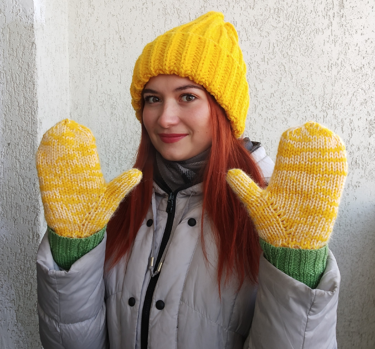 Шапка и варежки связаны на ручной вязальной машине Ивушка