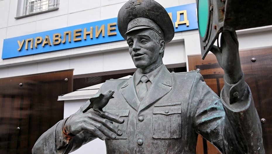Подмосковное УГИБДД пустило "дядю Стёпу" под свою крышу. Фото из открытых источников.