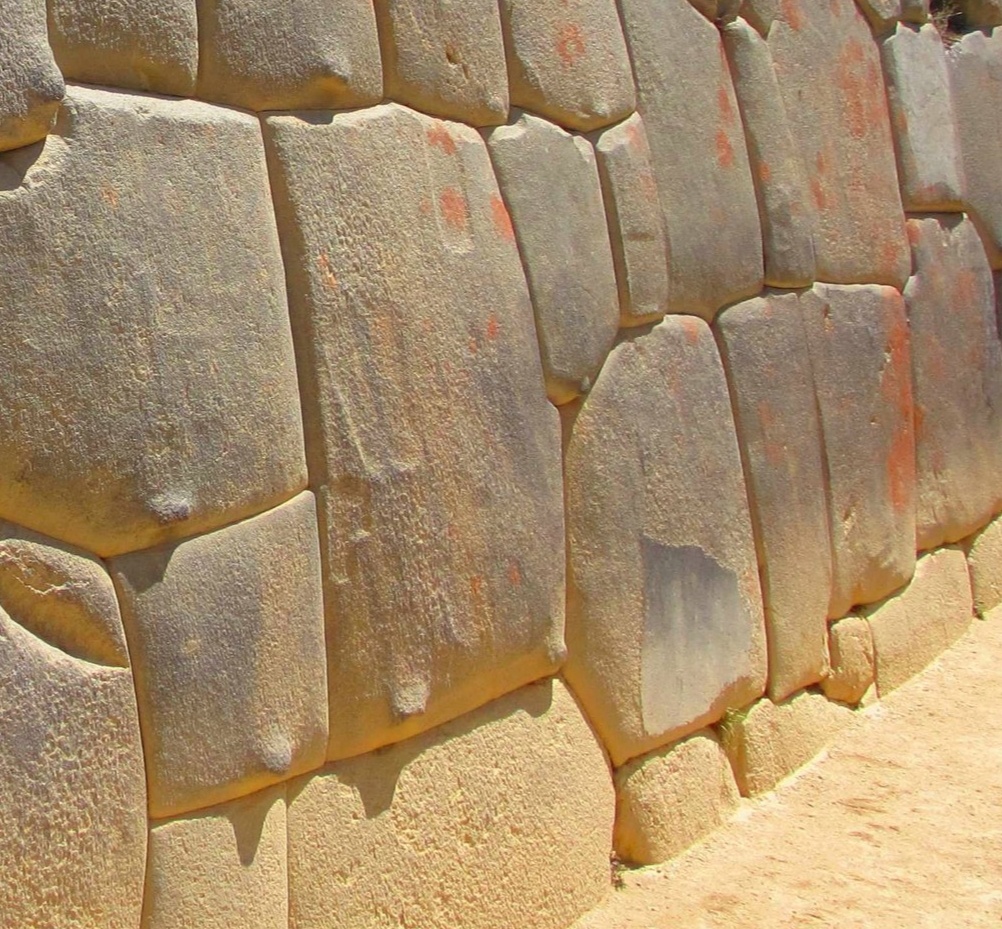 Блок с частично сбитой полировкой в стене около Незаконченных ворот в Ольянтайтамбо. Взято из Яндекс-картинок.