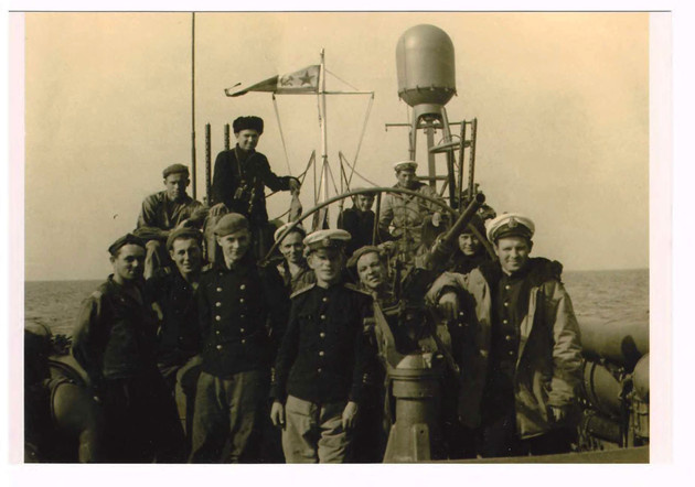 Петр Косовнин и его команда торпедного катера с РЛС. 1944 год.