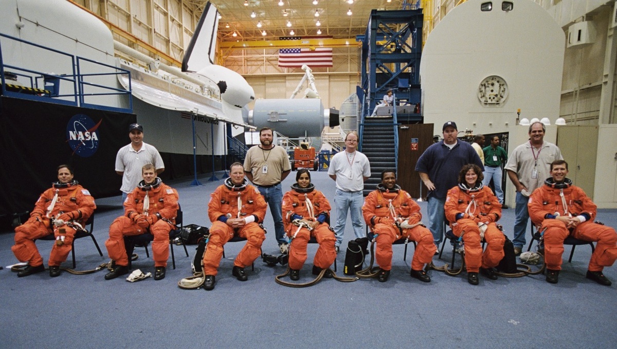 Члены экипажа «Колумбии» готовятся к миссии STS-107, слева направо: Илан Рамон, Уильям Маккул, Дэвид Браун, Калпана Чаула, Майкл Андерсон, Лорел Кларк и Рик Хазбанд. Фото сделано 18 сентября 2001 года NASA
