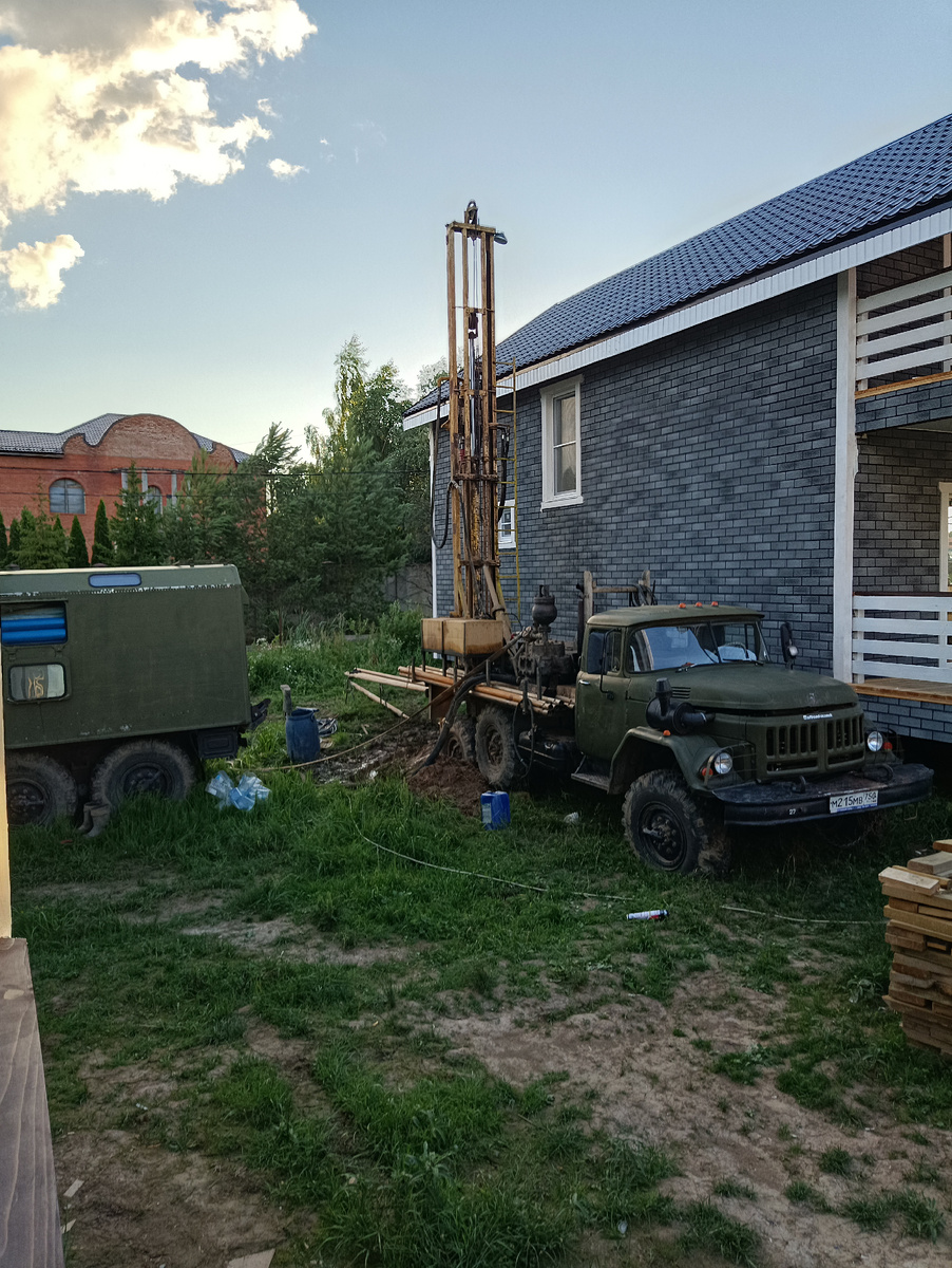 Бурят скважину у соседа.