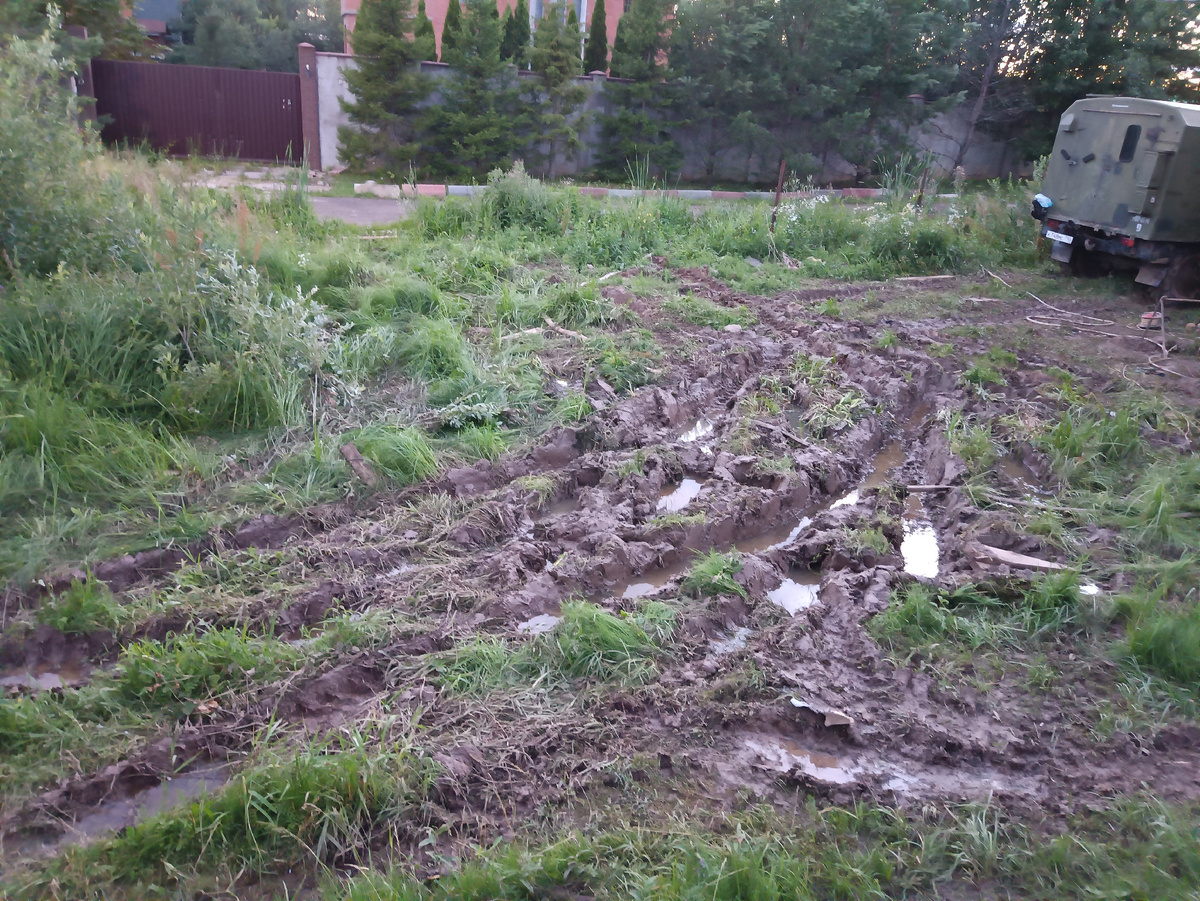 Как выглядел наш участок после работы бурильных машин. И это было лето, не осень.