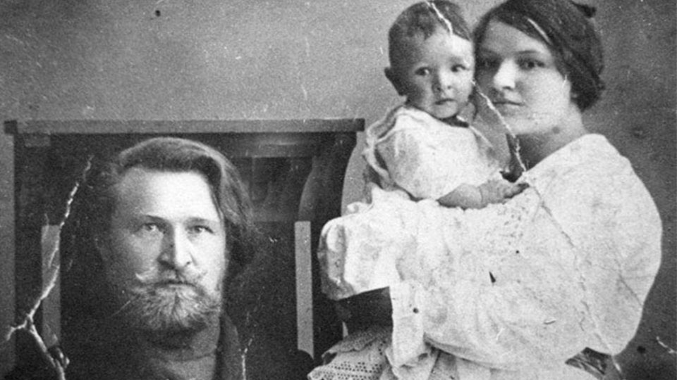 Евгений Лебедев детсве с отцом Алексеем и мамой Зиновией