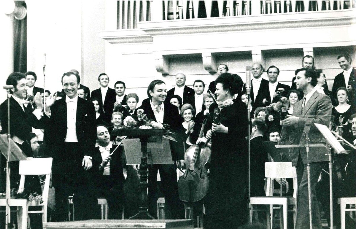 Ленинградская премьера "Поэтории" 21 июня 1975 года. На переднем плане (слева направо): Юрий Темирканов, Родион Щедрин, Андрей Вознесенский, Людмила Зыкина, Владислав Чернушенко. Симфонический оркестр филармонии, хор Академической капеллы имени М. И. Глинки.
© Архив Санкт-Петербургской филармонии им. Д. Д. Шостаковича