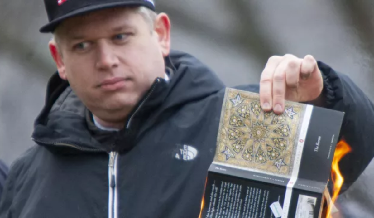     Расму Палудан сжигает Коран в Стокгольме. Источник: ToHell Автор фото: Tobias Hellsten / CC BY-SA 4.0