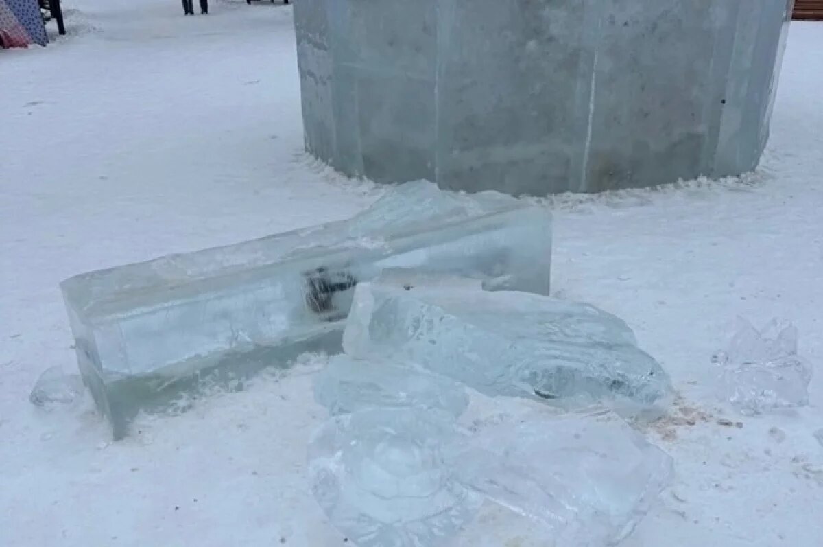    Лед превращается в воду, фигуры падают.