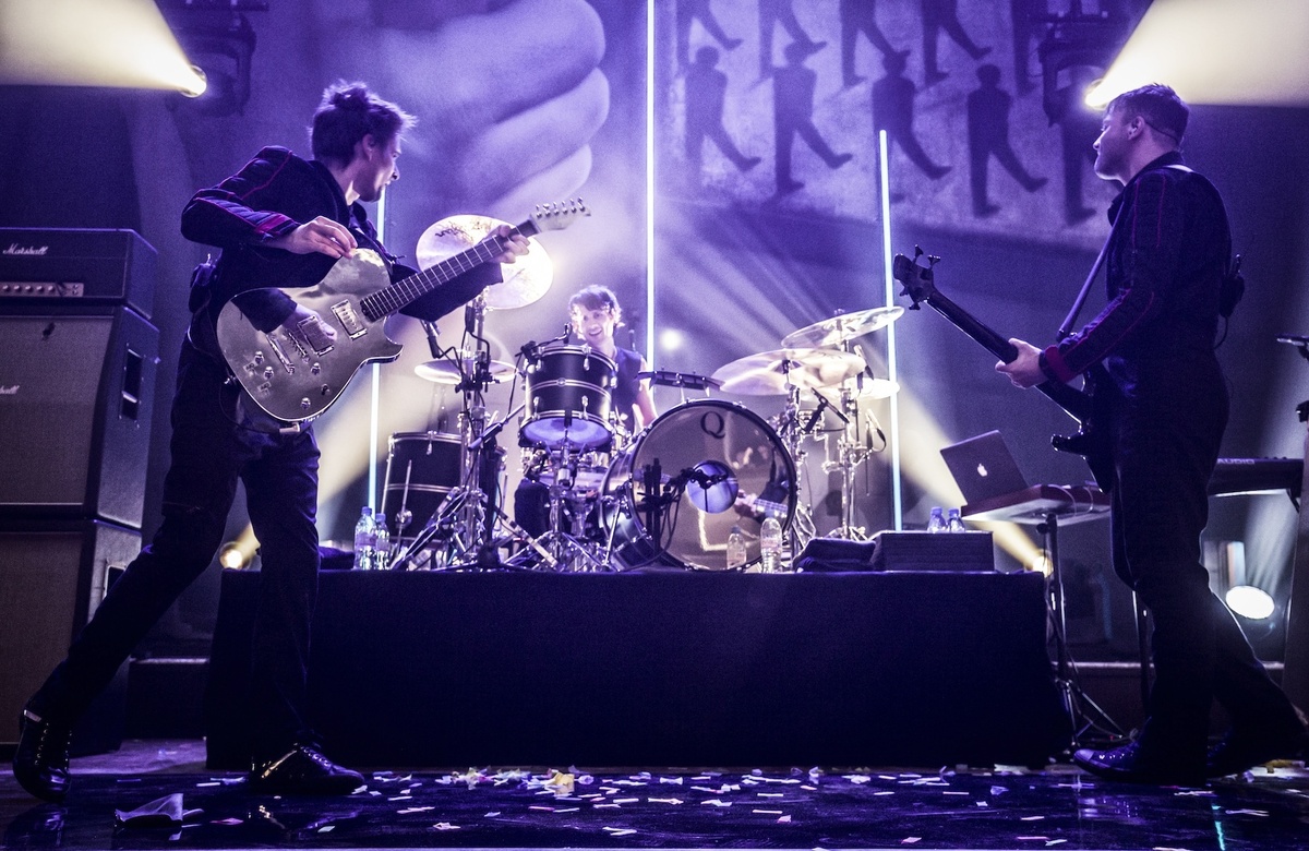 Воот кто мне помогает работать с гантелями))