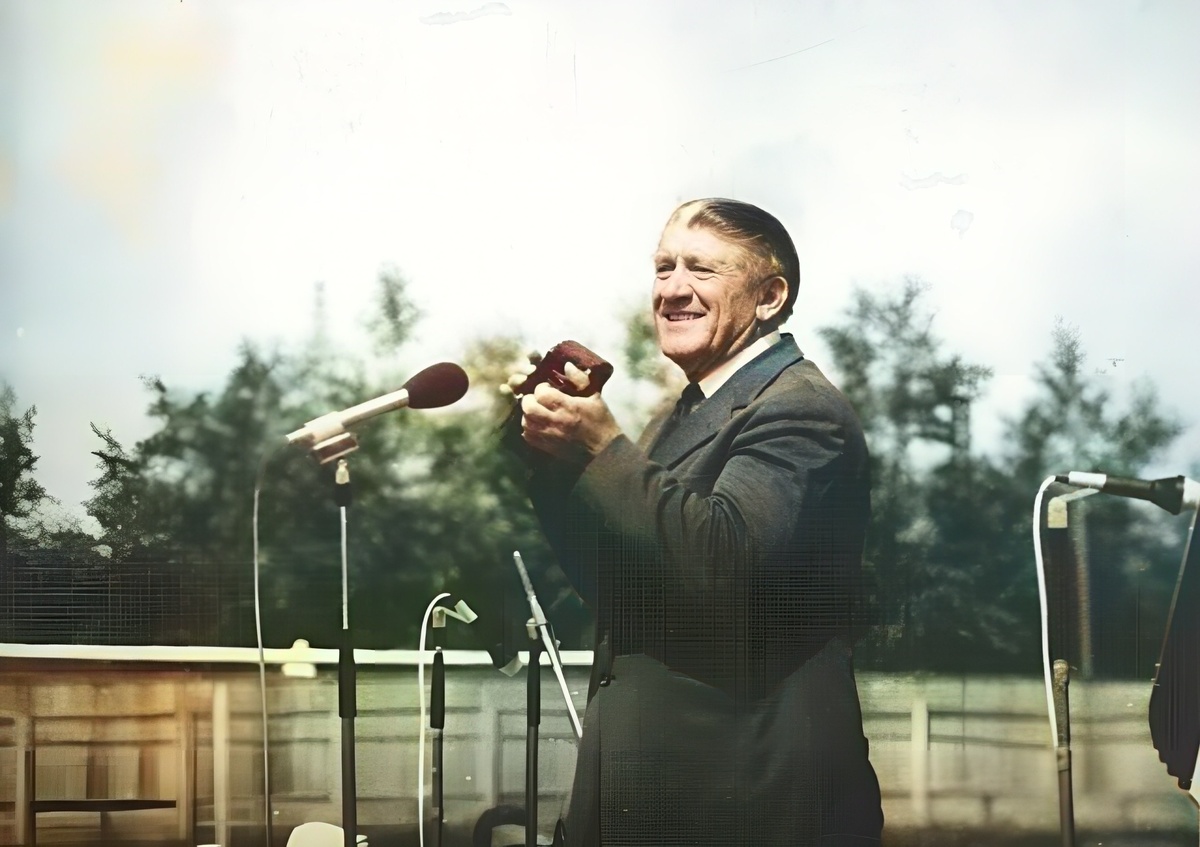 Киноактёр Николай Крючков на городском стадионе в 1969 году. Фото А. Могилкина