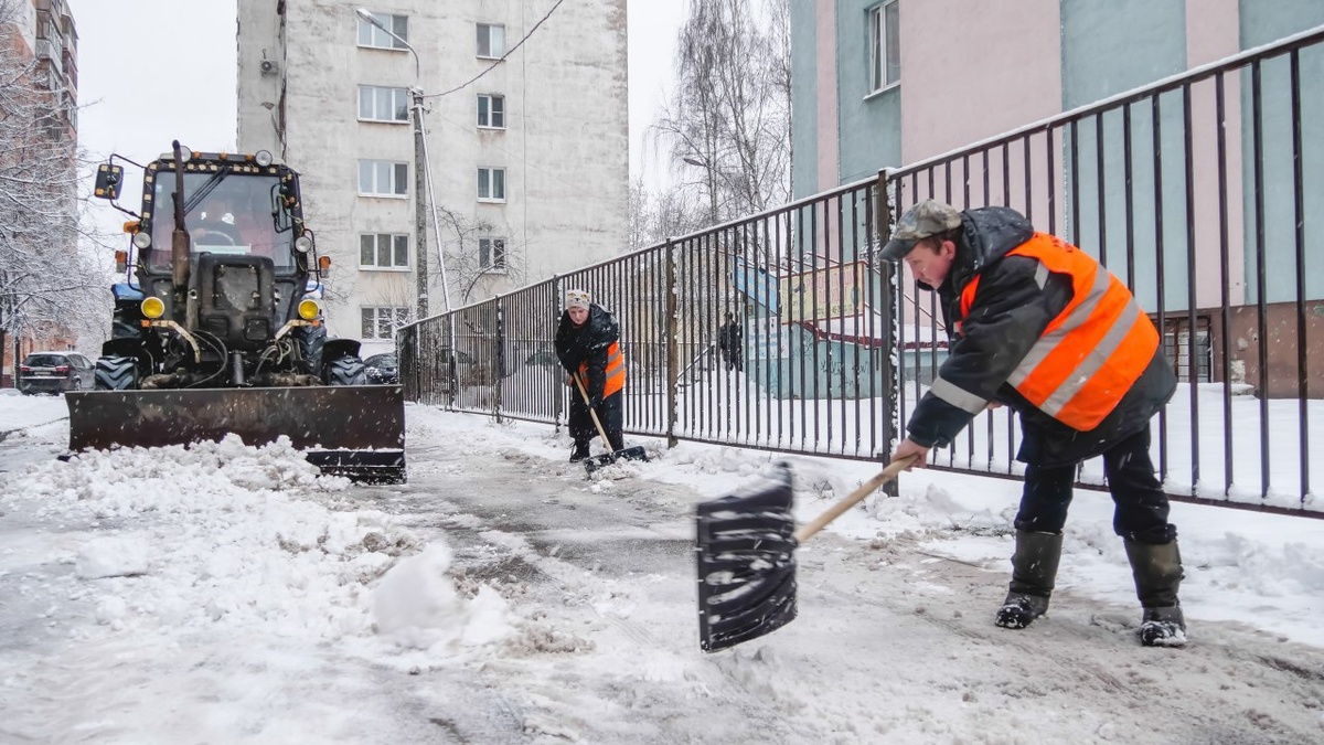 Уборка снега во дворе МКД. Фото: https://mstg.mosreg.ru