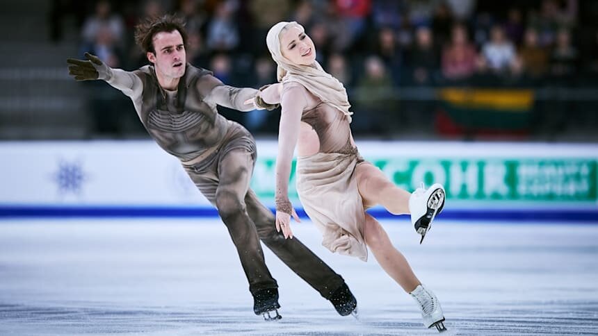 Лучшей постановкой по мнению большого числа болельщиков и специалистов в этом сезоне является произвольный танец Оливии Смарт и Тима Дика с темой из фильма «Дюна» (@International Skating Union (ISU)