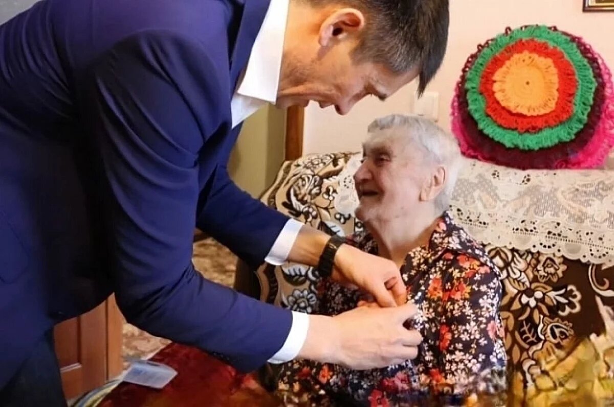    В Свердловской области начали вручать медали к 80-летию Победы