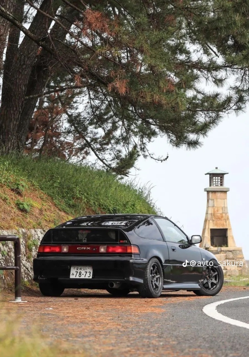 Honda CK-A SIK

Начали выпускать в 1987 году. Производство завершилось в 1991 году из-за изменения рыночных предпочтений в сторону более практичных и вместительных автомобилей, а также перехода Honda на новые модели, такие как Civic и Integra, которые предлагали более современные технологии и комфорт.
Некоторые характеристики:
Двигатель: 1,6-литровый 4-цилиндровый DOHC
VTEC (D16A) с мощностью около 150 л.с.
Коробка передач: 5-ступенчатая механическая.
Максимальная скорость: 210 км/ч
Разгон до 100 км/ч: 6.5 сек.
CR-X SiR прославилась как один из самых любимых спортивных компактных автомобилей своего времени, сочетая стильный дизайн, отличную управляемость и высокую производительность. Она завоевала признание среди автолюбителей и гонщиков благодаря своей легкости и маневренности, а также технологиям VTEC, которые обеспечивали впечатляющую динамику. Стала иконой в мире тюнинга и автоспорта, что способствовало её культовому статусу и продолжает вдохновлять новые поколения автолюбителей.