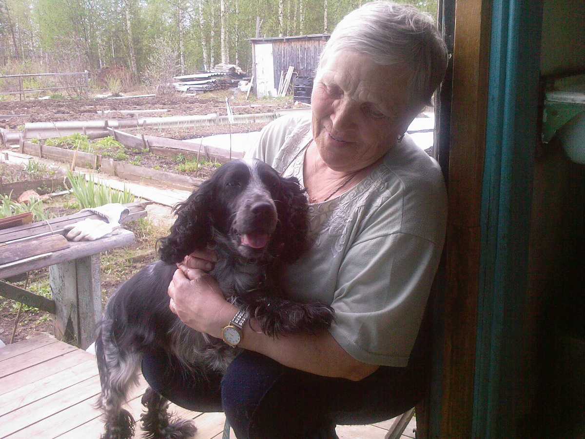 мама на даче с Жулькой