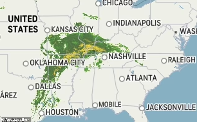 С четверга по пятницу шторм будет двигаться на восток через территорию США, в конечном итоге принеся зимнюю погоду в северо-восточные штаты, прежде чем уйти в море