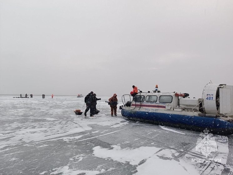     Рыбаков доставили на берег. Фото: МЧС Петербурга