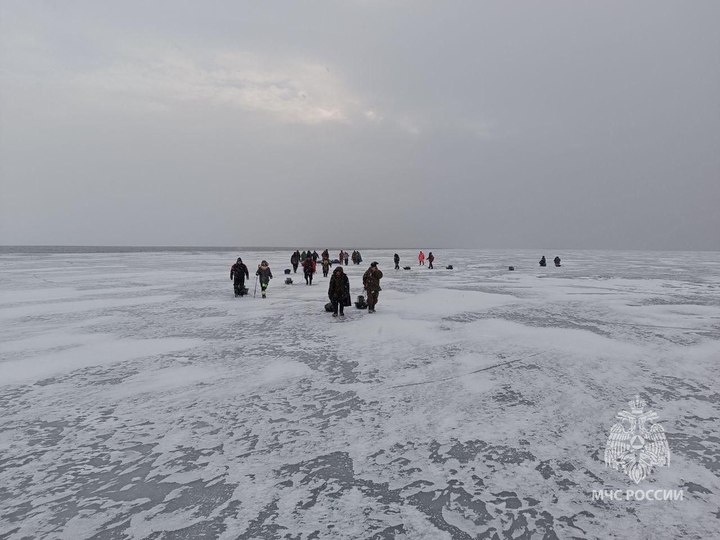     Отрезанными от берега оказались 40 человек. Фото: МЧС Петербурга