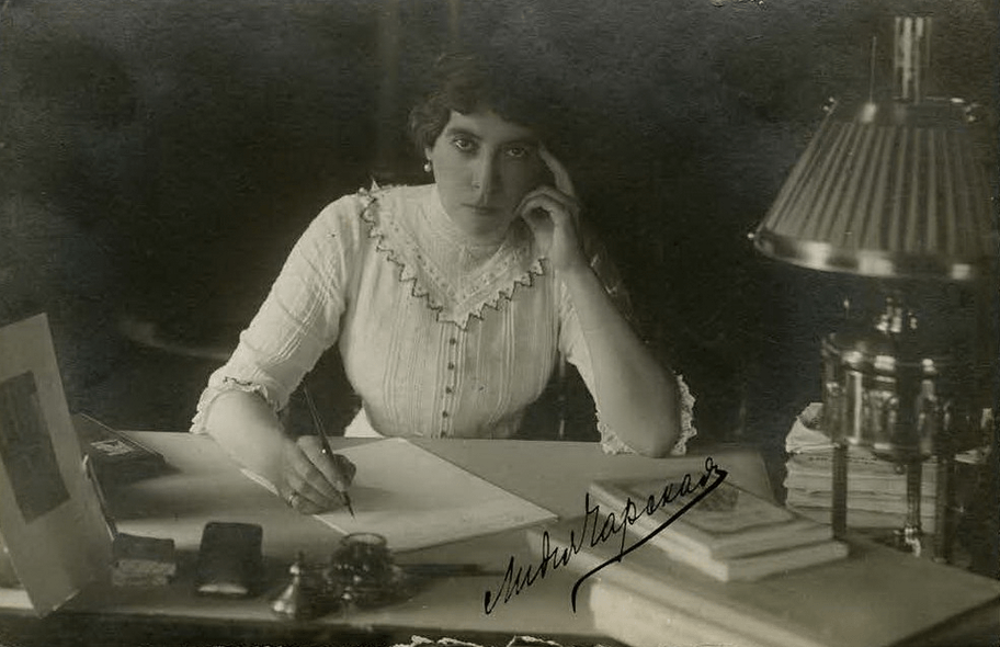 А ещё она была актирисой, поэтому такая красивая. 