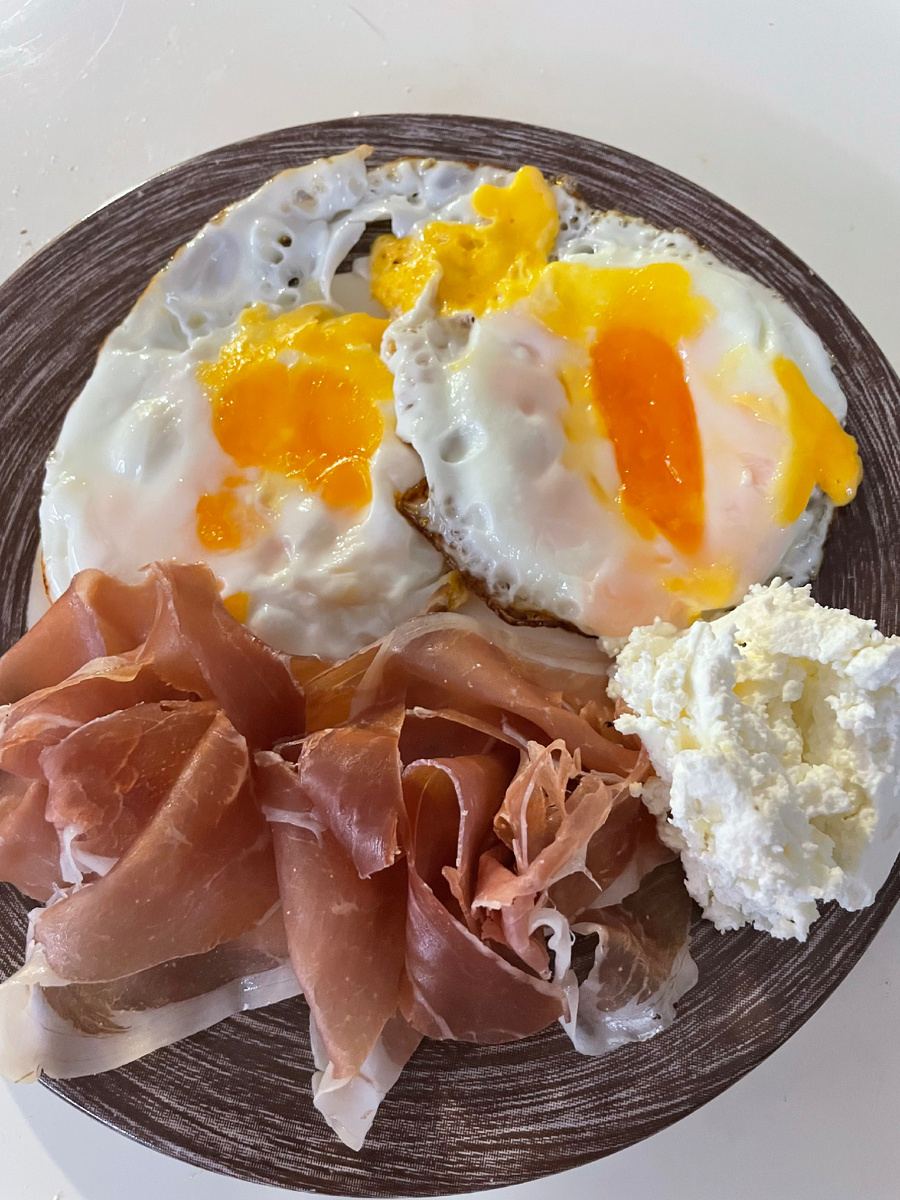 2 яйца, 2 полоски прошутто и мягкий творожный сыр, тоже из Италии