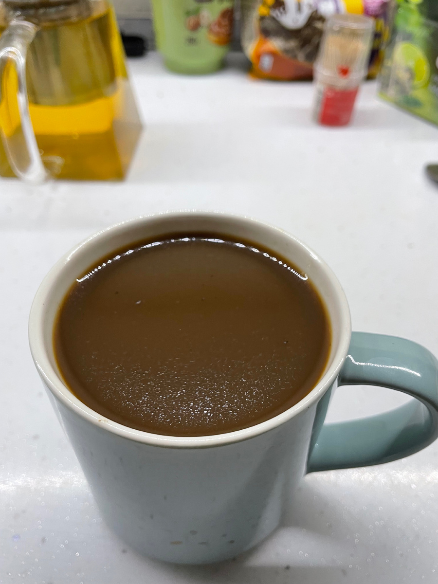 Сверху видны кофейные пятнышки жира)) очень мне нравится именно вьетнамский кофе