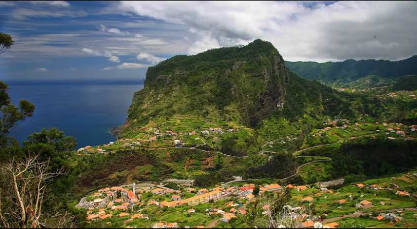 
Из-за чрезвычайно пересечённой местности Мадейра является популярным туристическим направлением, а также сложным местом для строительства аэропорта. Источник изображения: Торстен Куттиг
