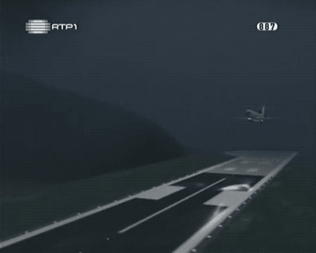 Имитация длинной и скользкой посадки рейса 425. Источник видео: Rádio e Televisão de Portugal