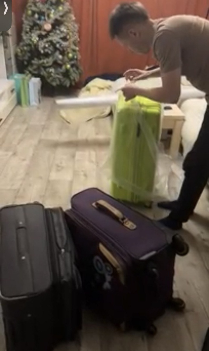 Фото с чемоданами не сделали, но я нашла все таки, три чемодана, 17, 13, и 11 кг. Как обычно позже выяснилось, что половину можно было и не брать. Как видите запаковываем пленкой той что есть под рукой, так как в аэропорту запаковать 3 чемодана будет стоить в районе 2000 руб.