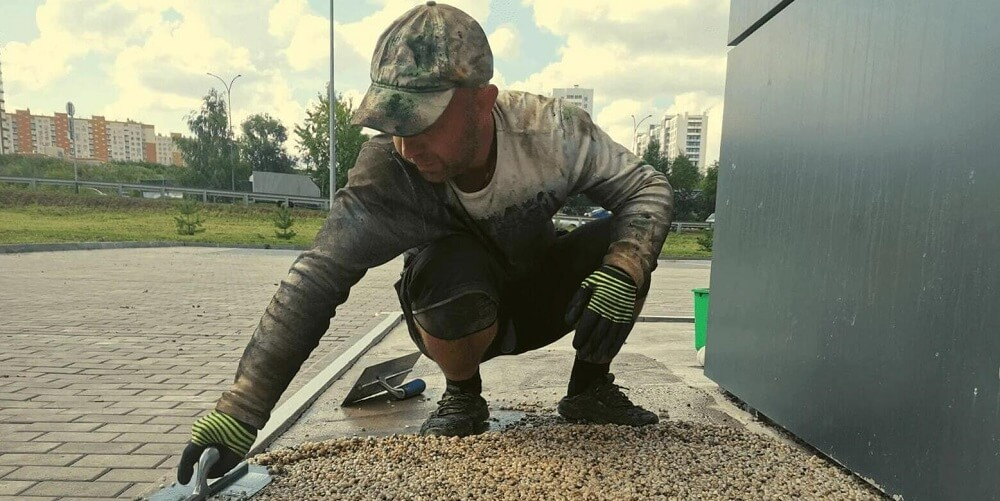 Положил и сильно пожалел: 5 недостатков "каменного ковра", которые устраняют любое желание с ним жить