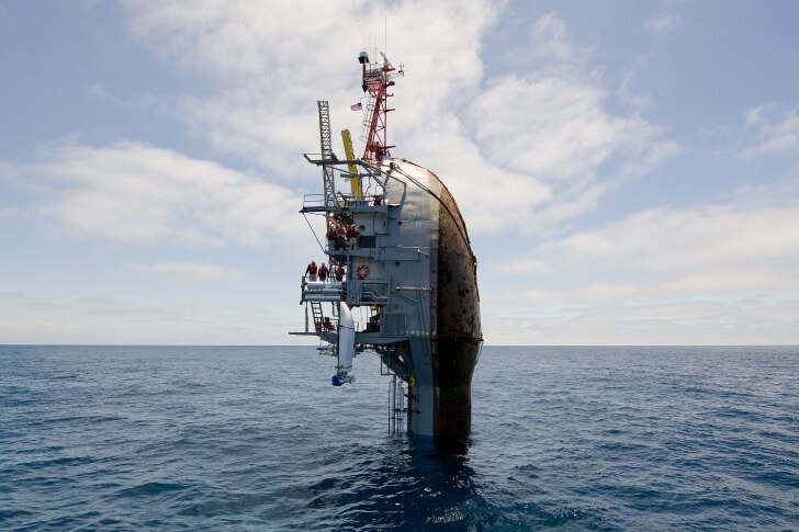     Старина RP FLIP: единственное судно-перевертыш, которое может принять вертикальное положение