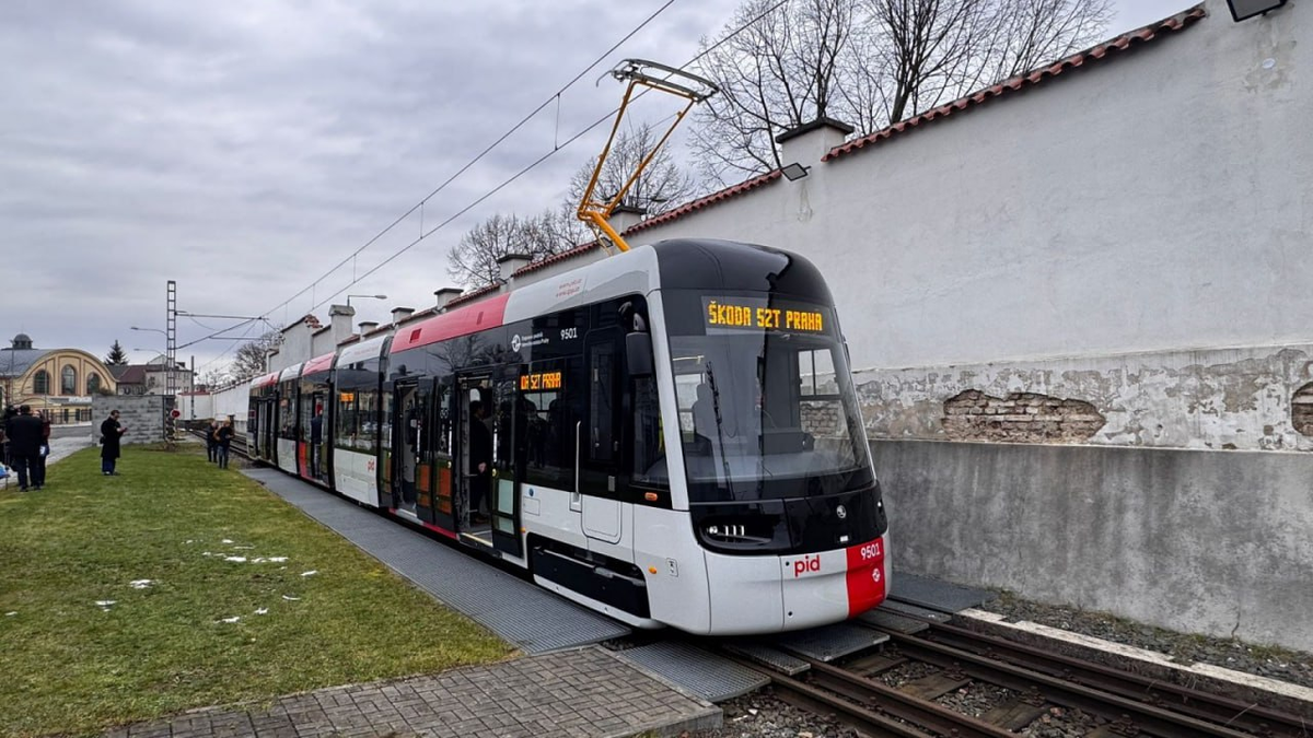 Низкопольный пятисекционный трамвай ForCity Plus Praha 52T был презентован на заводе в Пльзене. Источник: DPP