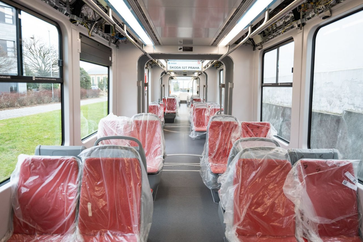 Интерьер трамвая ForCity Plus Praha 52T. Источник: Skoda Group