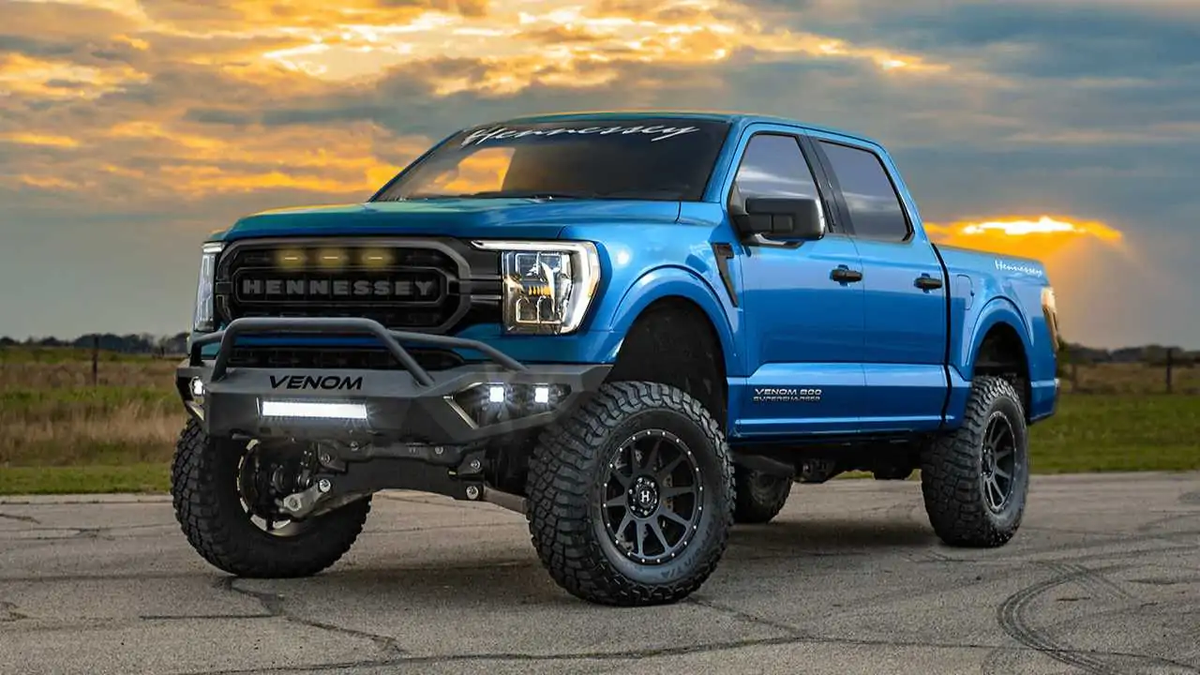 Известное американское тюнинг-ателье Hennessey представило суперпикап Venom 800 Supercharged — его построили на базе модели Ford F-150 нового поколения. Штатный пяти­литровый V8 форсиро­вали до 816 л.с., благодаря чему пикап способен набрать 60 миль в час (96 км/ч) за 3,6 секунды. Это самый мощный и быстрый пикап Ford, когда-либо доработанный Hennessey.