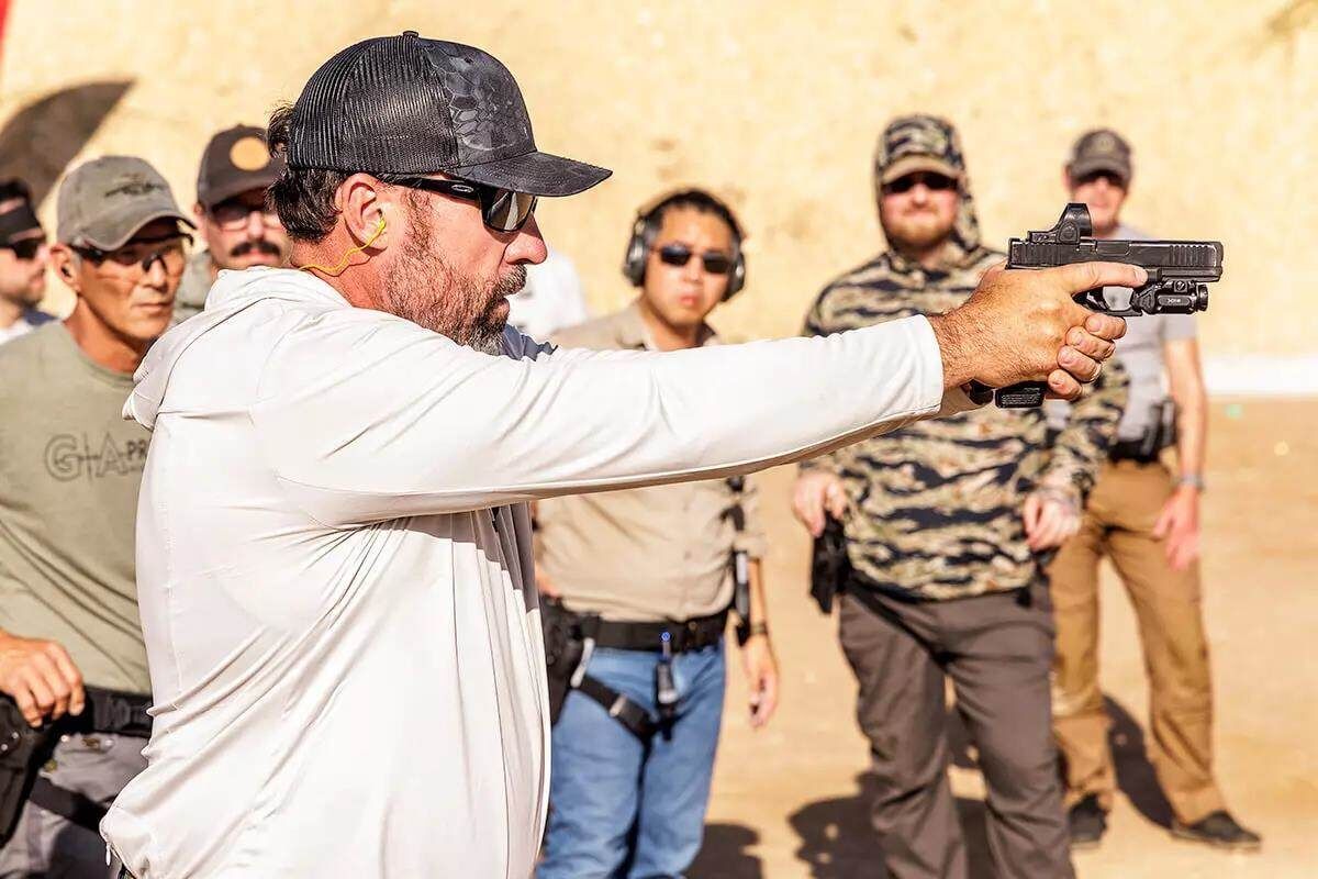 Мэтт Пранка, представитель компании Xray Alpha, продемонстрировал новый фонарь SureFire XC3 Weaponlight. Этот компактный фонарь, предназначенный для использования с пистолетом, обладает светосилой 550 люмен и 7200 кандел. Время работы фонаря от одного аккумулятора 123A составляет более полутора часов. Световой луч обеспечивает отличную видимость в ночное время для ближнего или среднего боя.