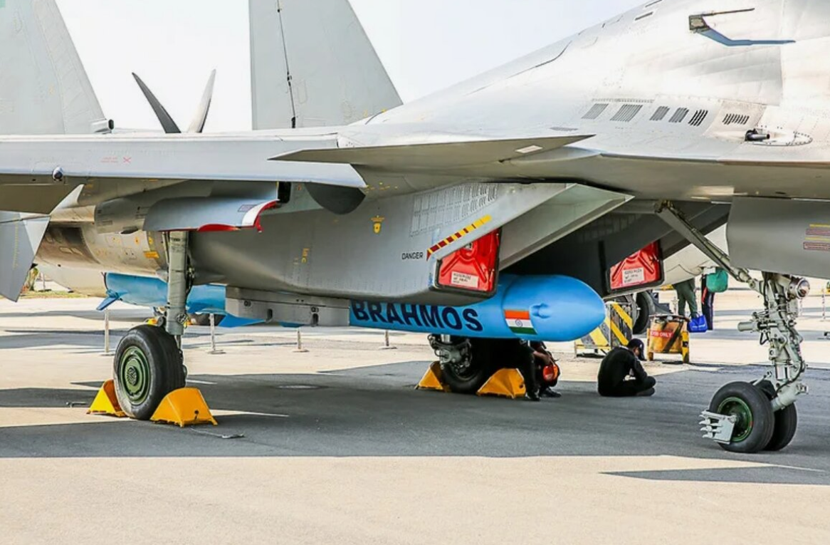 Су-30МКИ - главный универсал индийской авиации, имеющий разные специальности,. От самолёта завоевания небаа, до стратегического по индийским меркам ракетоносца. Фото ВВС Индии.