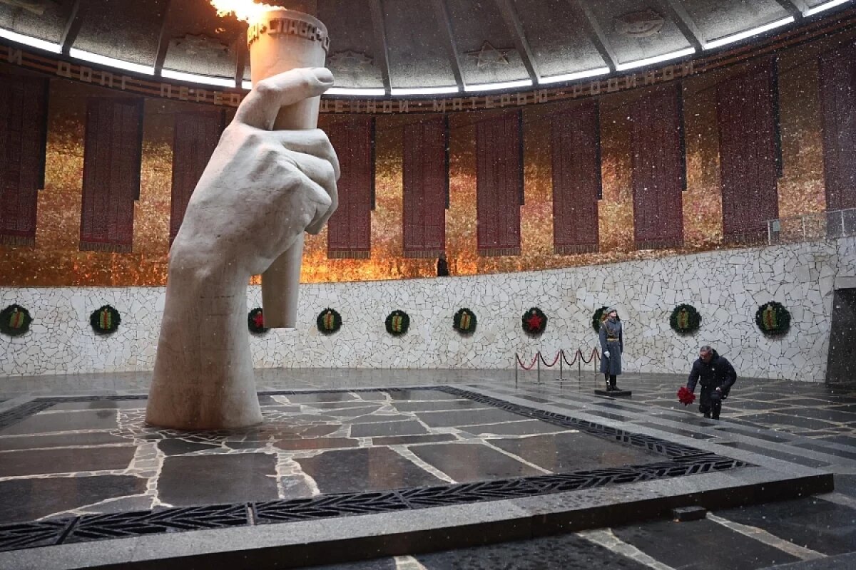    Дань памяти защитников Сталинграда отдал губернатор Андрей Бочаров