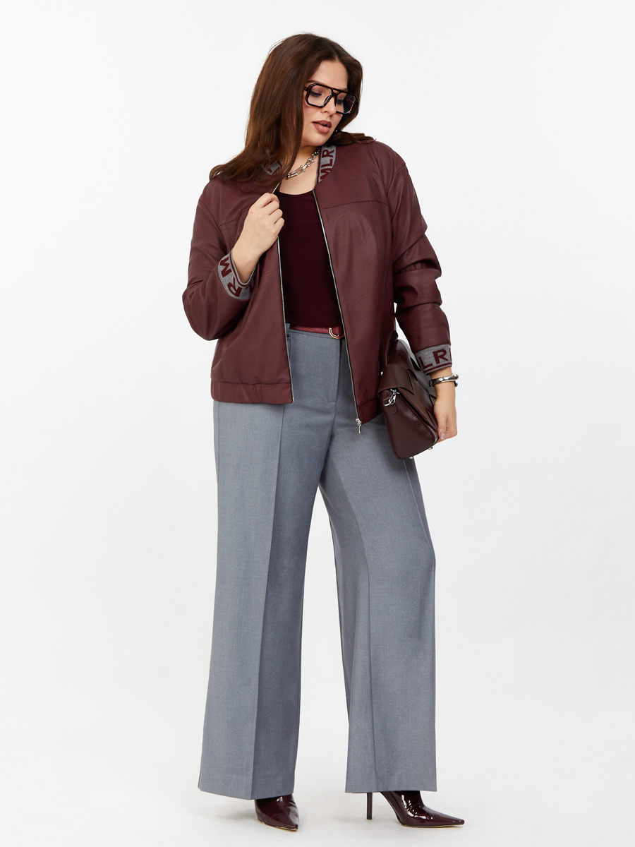 С серыми брюками палаццо — образбез лишних усилий, идеальный для офиса или прогулок.