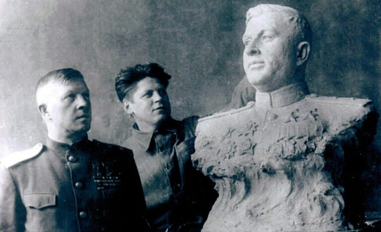    Редкий кадр. Герой Сталинграда генерал Родимцев позирует в Оренбурге скульптору Петину Белов Михаил Александрович