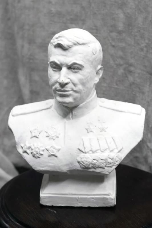    Редкий кадр. Герой Сталинграда генерал Родимцев позирует в Оренбурге скульптору Петину Белов Михаил Александрович